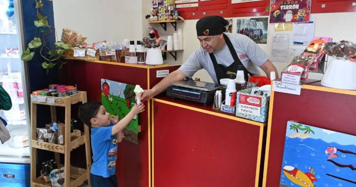 El heladero de Dina Huapi que hace un arte de la mezcla de los más insólitos sabores