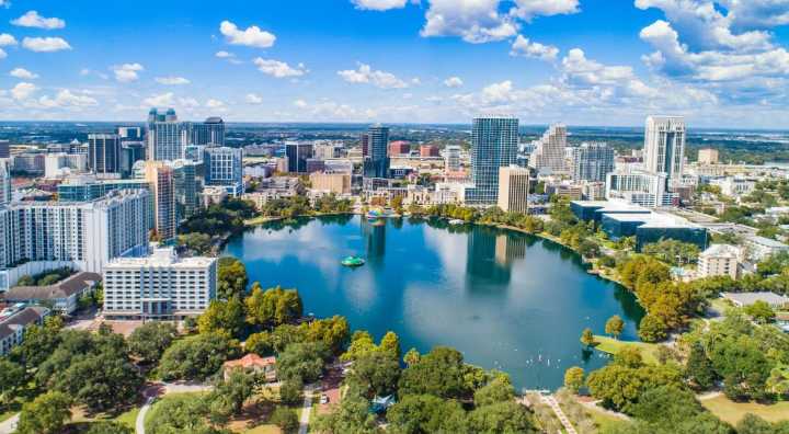 La Corte Federal avala LEY en Florida que restringe COMPRA de PROPIEDADES a miles de migrantes