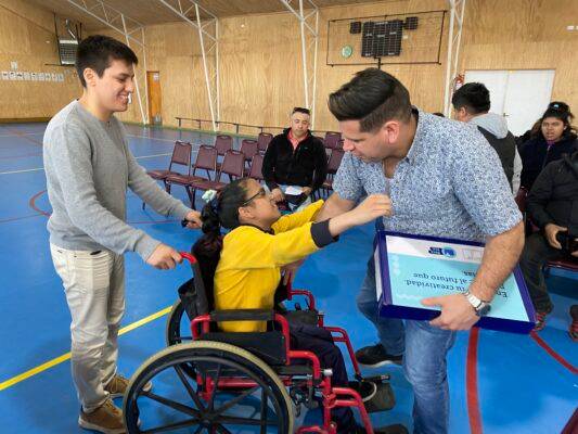 Ministerio de Educación entregó computadores a estudiantes con necesidades educativas especiales