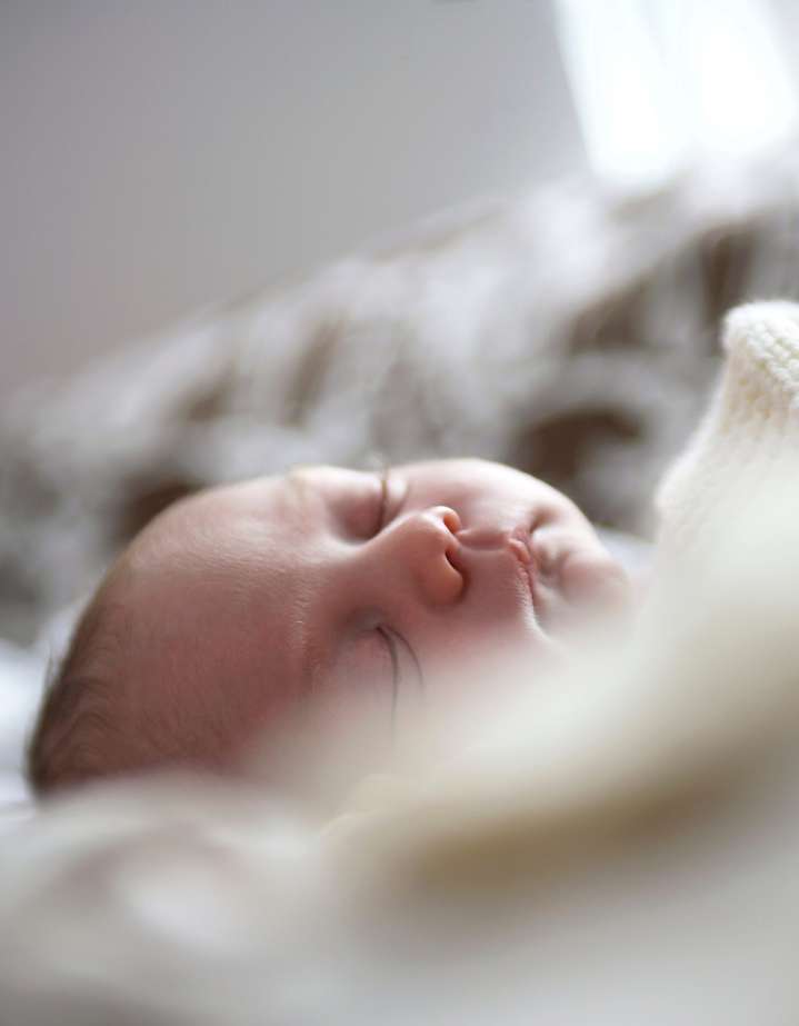 Pediatra de Maryland ofrece consejos para ayudar a los recién nacidos a dormir seguros