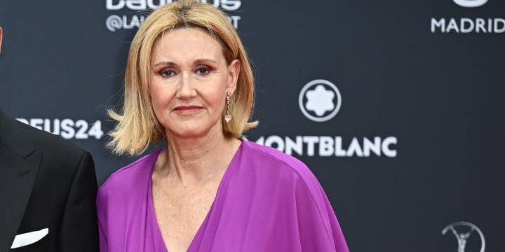 Vaqueros, camisas y zapatillas blancas: las prendas básicas que Ana María Parera, madre de Rafa Nadal, ha lucido en su viaje más familiar