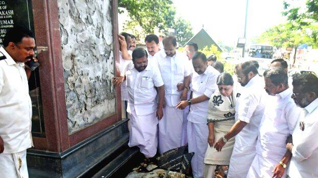 Plaque on R Shankar statue found shattered; Congress blames Corporation