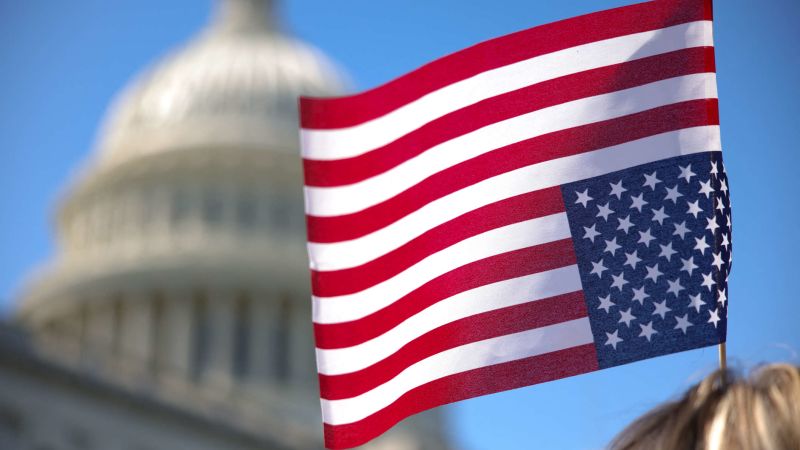 Trump dice que no amenazó a demócratas por video sobre militares