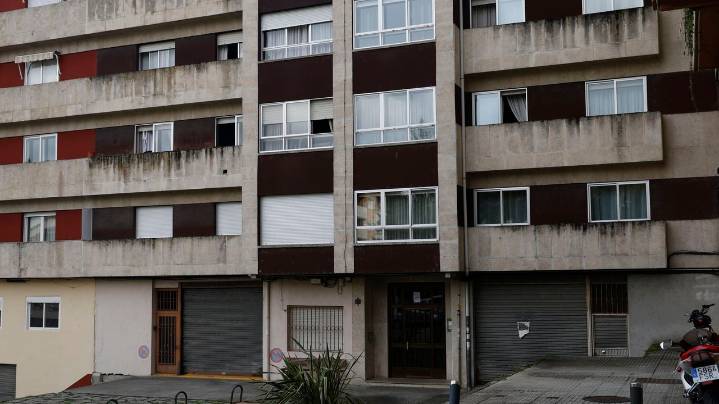 Un incendio originado en una campana extractora deja dos personas heridas en un edificio de Ourense