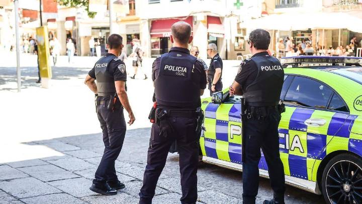 Un policía local de Plasencia, operado tras ser agredido cuando atendía a un hombre herido