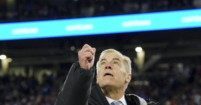 Prime Minister Mark Carney met with cheers and boos at 112th Grey Cup game