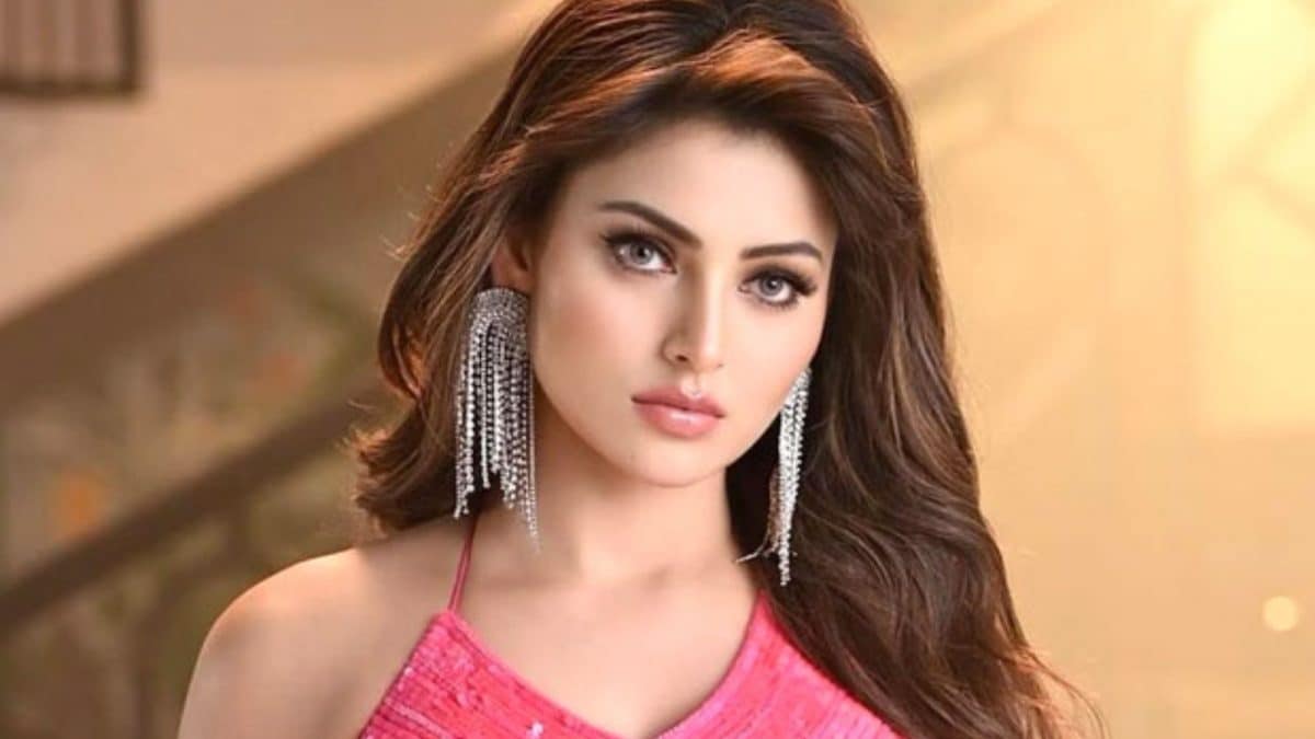 Urvashi Rautela Greets Paparazzi With Flying Kisses In Mumbai