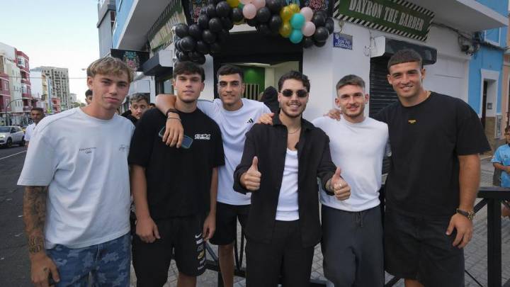 Dayron González, el peluquero de la UD Las Palmas, abre un nuevo local en Schamann