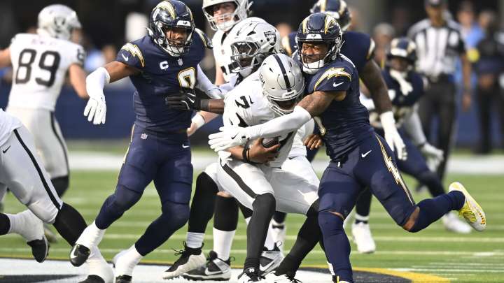 Raiders' offense finally gets moving, Geno Smith hits Brock Bowers in end zone
