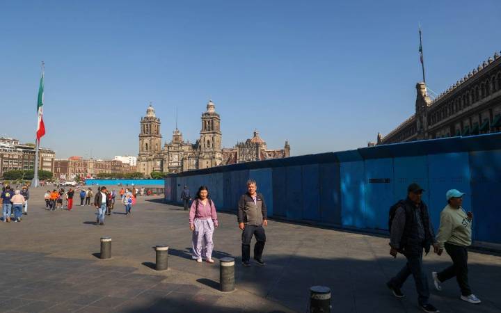 Blindan Palacio ante marcha feminista: refuerzan vallas con bloques de concreto