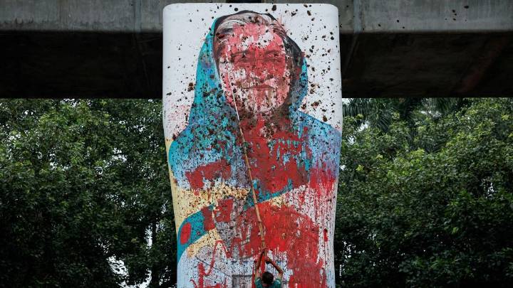 Sheij Hasina, condenada por “crímenes contra la humanidad” por el régimen interino que la echó