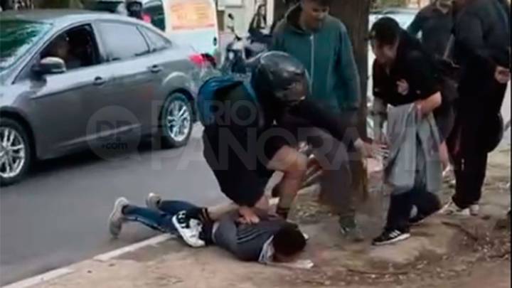 Video: vecinos redujeron y lincharon a un delincuente que intentó robarle la mochila…