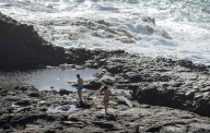 Otros cuatro turistas heridos arrastrados por el mar en Lanzarote cuando se bañaban en una charca