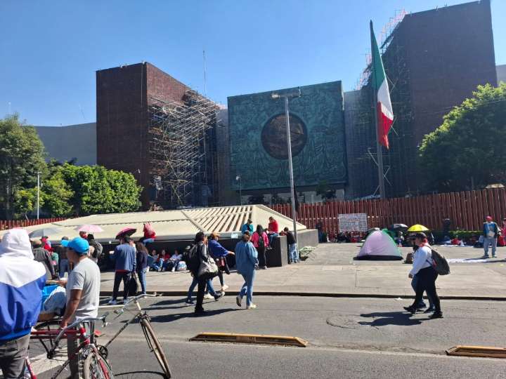 Maestros de la CNTE protestan en CDMX; instalan plantón en Cámara de Diputados