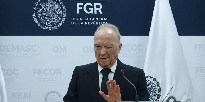 Un golpe para AMLO, humillación y “un circo político”: lo que hay detrás de la renuncia de Gertz Manero de la FGR, según analistas