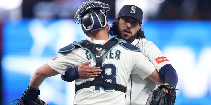 Mariners pick up Andrés Muñoz's option for 2026, decline Mitch Garver's option