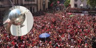 La impactante caravana del Flamengo tras ganar la Libertadores y el insólito blooper resuelto con cinta