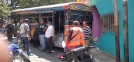 Autobús impactó con tres vehículos y contra una pared de una vivienda en Carabobo