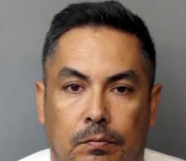 Captan en video a un agente migratorio fuera de servicio apuntando un arma a un menor