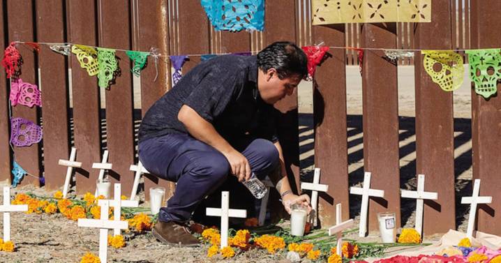 Mexicanos en EU reciben a muertos con megaofrenda