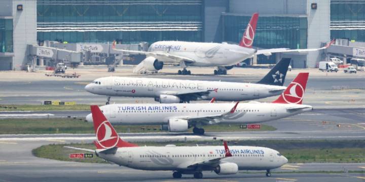 Aumentan las cancelaciones de vuelos a Venezuela tras la alerta de EEUU por “actividad militar” en el Caribe