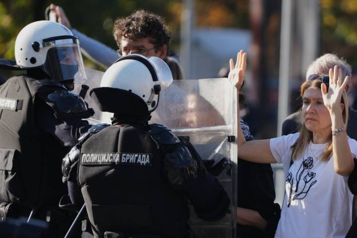 Riot police separate opponents, loyalists of Serbia's president as tensions soar amid protests
