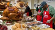 ATENCIÓN, familias en Texas: conozcan los lugares donde darán pavos y cenas gratis en Thanksgiving 2025