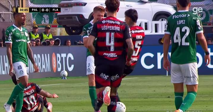 Salvó de la expulsión: el duro planchazo de Erick Pulgar en la final de la Copa Libertadores entre Flamengo y Palmeiras