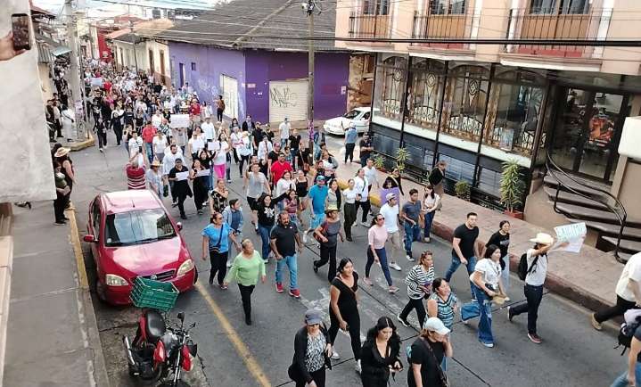 Marchan en Uruapan por asesinato del alcalde Carlos Manzo
