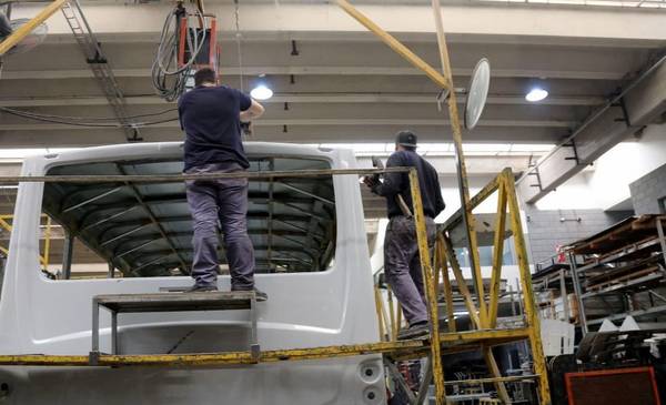 Marinucci recorrió Italbus y resaltó el impulso de la industria nacional