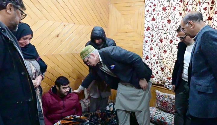 CM visits families of blast victims; meets injured in hospital