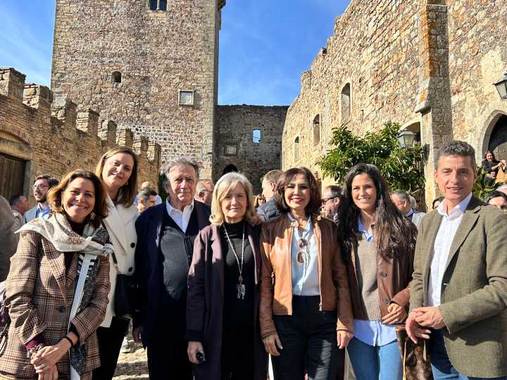 Victoria Bazaga destaca el esfuerzo colectivo para impulsar la vida cultural en torno al castillo de Luna Alburquerque