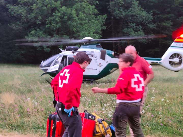 Red Eléctrica señaliza líneas eléctricas en Huesca para mejorar la seguridad del rescate aéreo en montaña