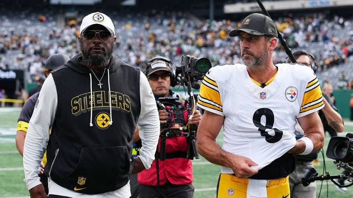 Steelers’ Mike Tomlin Shades Aaron Rodgers With Blunt Take on His Game
