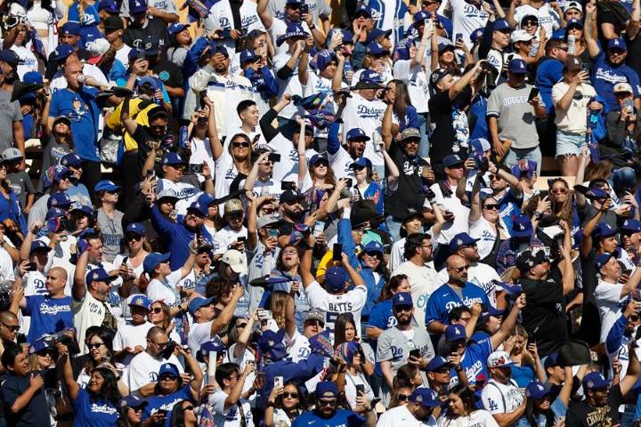 Agentes de migración cercan el estadio de los Dodgers tras el festejo de la Serie Mundial