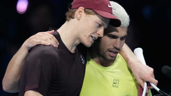 Sinner se lleva la batalla final contra Alcaraz y repite título en las ATP Finals