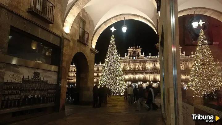Adiós a "todas las terrazas" de la Plaza Mayor de Salamanca durante el encendido de las luces de Navidad