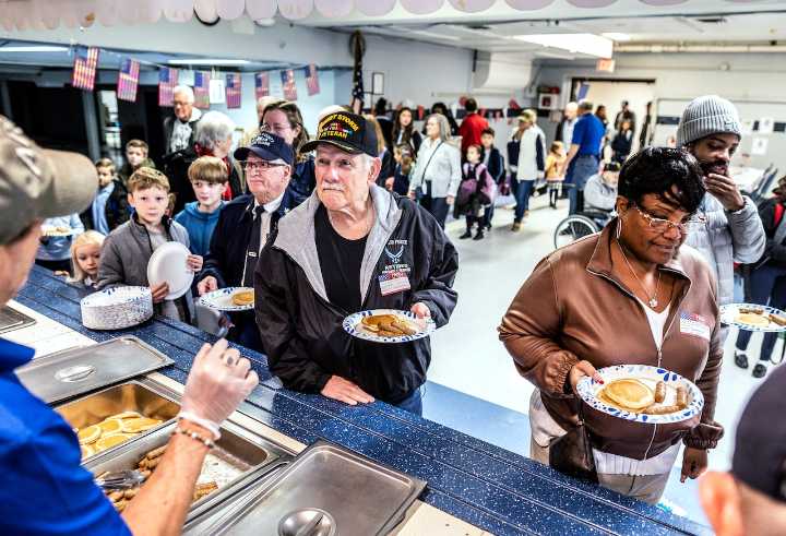 Dauphin County students serve breakfast to veterans to mark holiday: photos