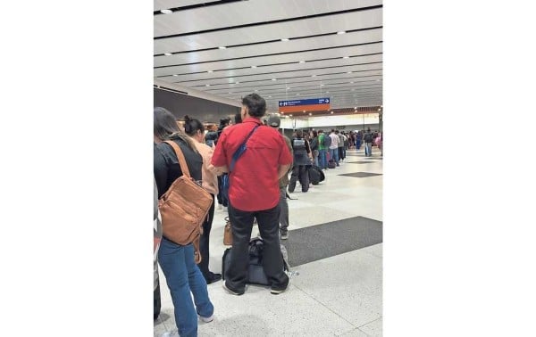 Varados en Juárez, 200 pasajeros de Viva Aerobús