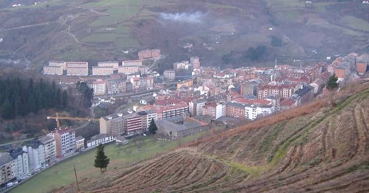 Spain mine collapse as rescue teams rush to scene and bodies pulled from rubble