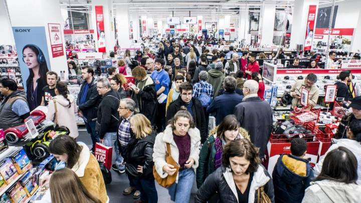 Consumo multa a Media Markt, Carrefour, PC Componentes por falsas rebajas en 'black friday' en el 2023