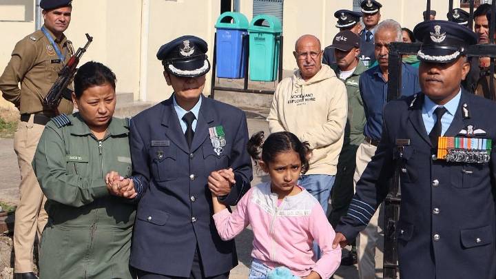 Heart Breaking Video Shows Wing Commander Namansh Syal’s Wife Breaking Down As Family Bids Final Goodbye