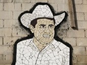 Colocan mural de Carlos Manzo frente a oficinas de la FGE en Mexicali