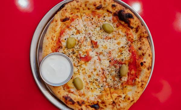 Receta de pizza muzzarella: cómo hacerla fácil, rápido y que quede exquisita