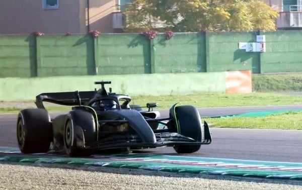 Vuelve Checo Pérez a manejar un auto F1
