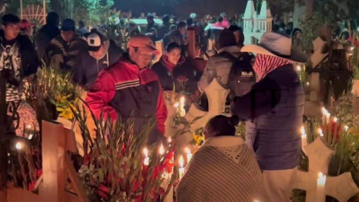 Fieles llenan camposantos del Estado de México: Saturan panteones en Día de Muertos