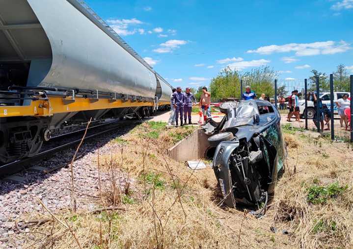 Un tren de cargas arrolló a un automóvil en Hermoso Campo y el conductor fue hospitalizado
