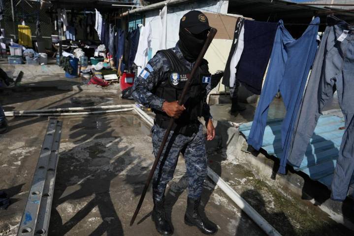 Guatemala: policía derriba estructura metálica construida por pandillas para vivir dentro de prisión