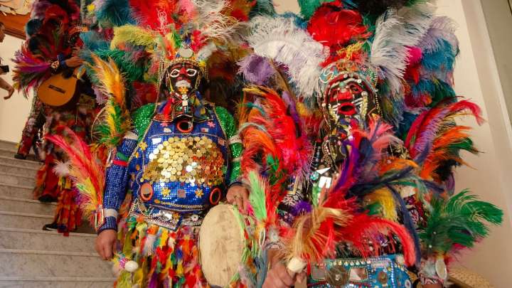 Las comparsas tuvieron su espacio en la Feria del Libro