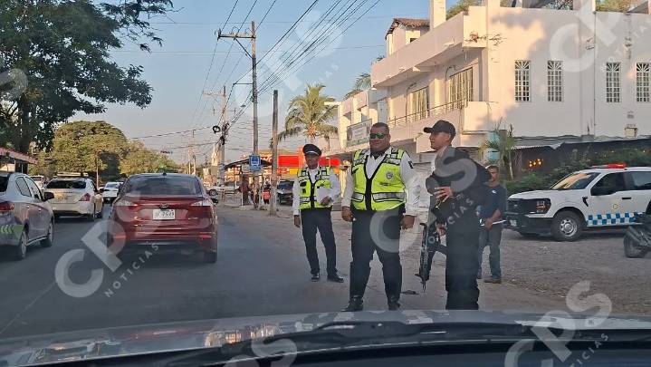 Revisan motocicletas y vehículos irregulares en operativo sobre la carretera estatal 544 en Puerto Vallarta